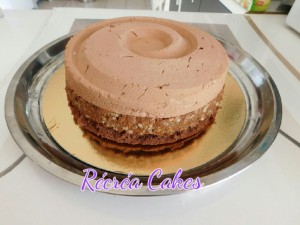 Montage du dessert : génoise + croustillant + mousse au chocolat