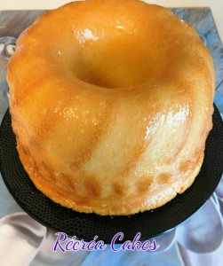 Baba au rhum trempé dans le sirop